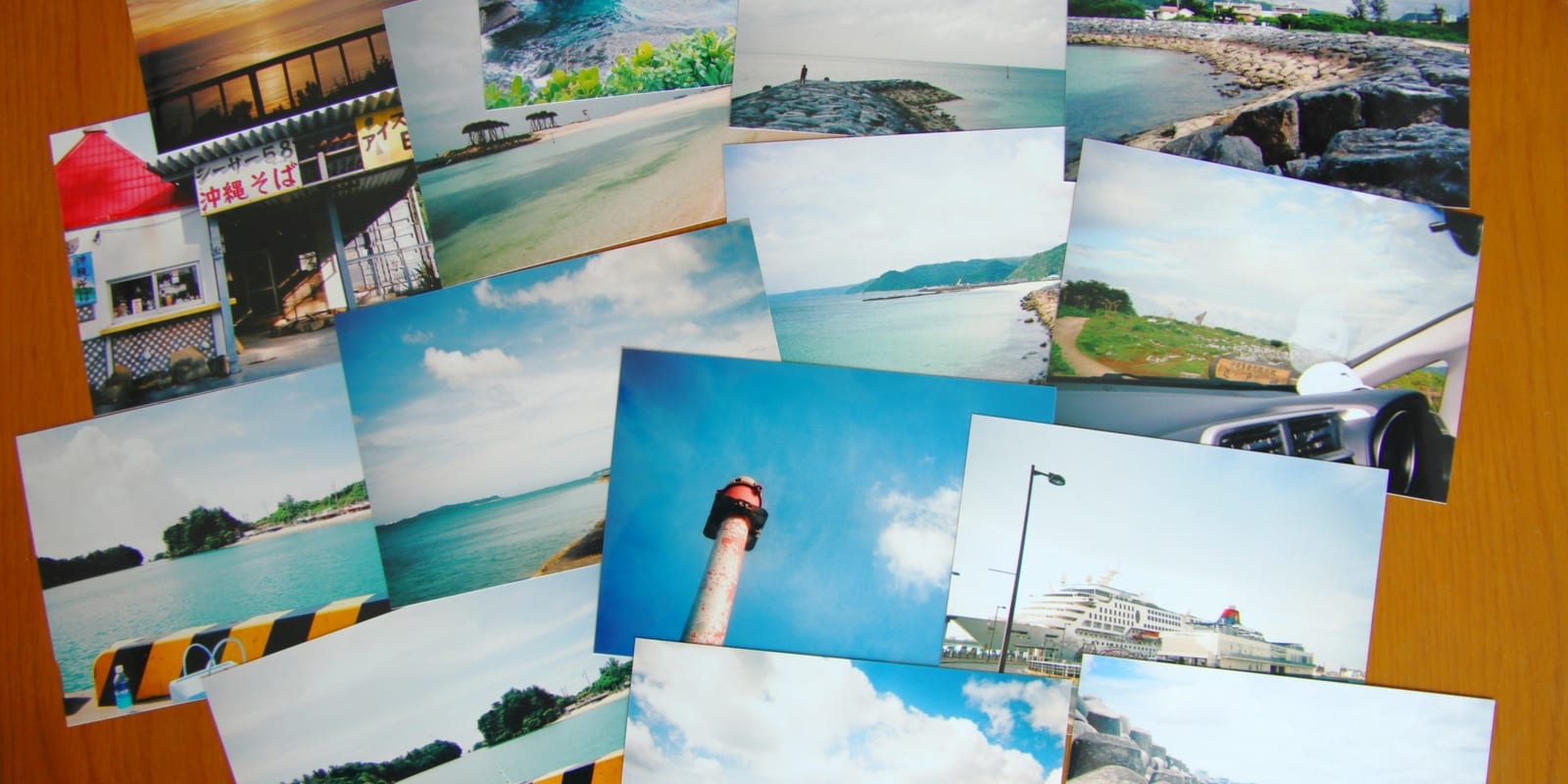 机に広げられた、プリントされた写真の束