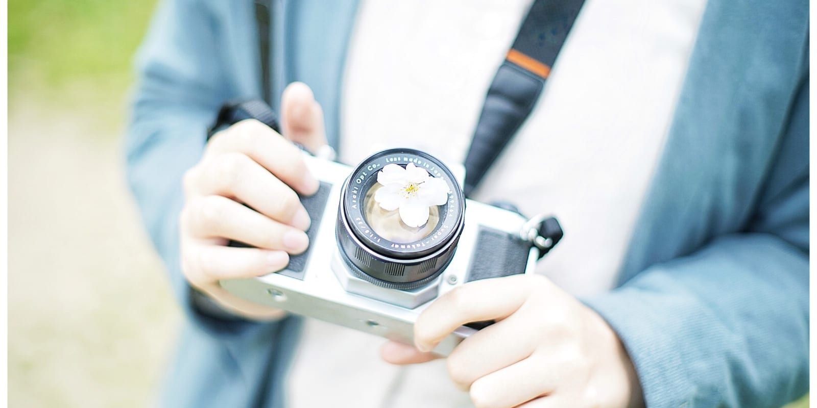 フィルムカメラを両手で構えている手元
